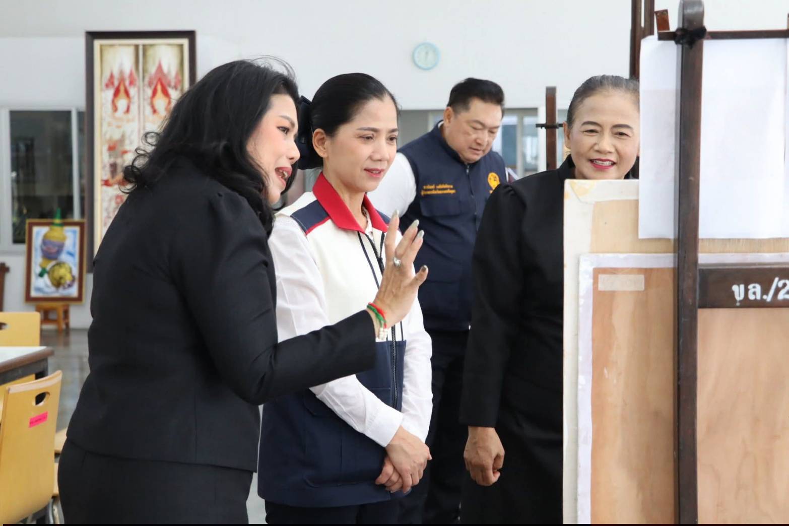 title - นางสาวสิริมา แจ้งกระจ่าง ผู้อำนวยการศูนย์ส่งเสริมและพัฒนาอาชีพเสริมนอกภาคการเกษตร ให้การต้อนรับ นายชวนินทร์ วงศ์สถิตจิรกาล ผู้ว่าราชการจังหวัดพระนครศรีอยุธยา และหัวหน้าส่วนราชการ เข้าเยี่ยมชม แผนกฝึกอบรม ศพส. ณ ศูนย์ส่งเสริมและพัฒนาอาชีพเสริมนอกภาคการเกษตร (ศูนย์ศิลปาชีพ บางไทรฯ (เดิม))